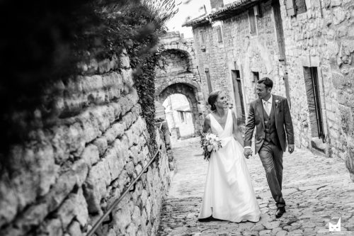 mariés dans les ruelles de Lacoste